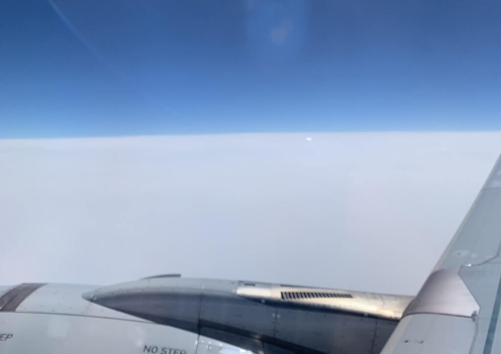 機内から見た空と雲の画像