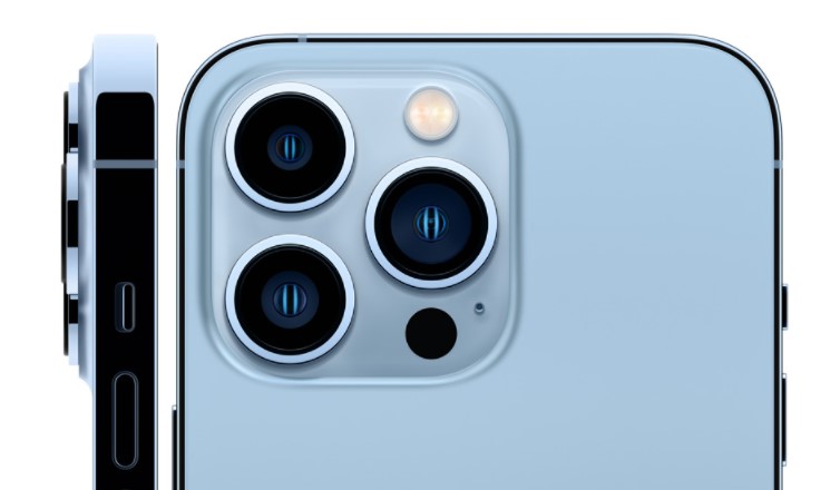 iphone13の3つのカメラを正面と横から見た画像
