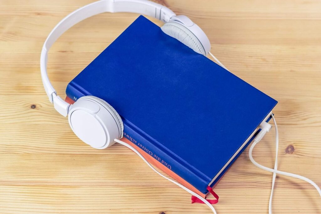 オーディオブック、青い本とヘッドフォン