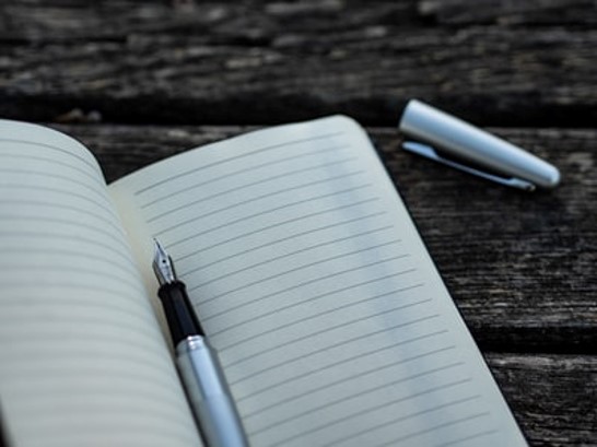 ブログライティングの『PREP法』、ノートとペン