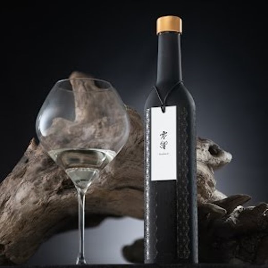 フルーティーな香りの日本酒【零響】とワイングラス