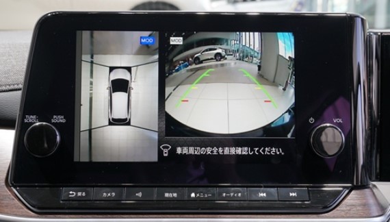 フロントパネルのモニター画面を見ることで、駐車枠や周囲の状況を確認できる画像